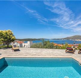 2 bedroom apartment with pool in Okrug Gornji on Ciovo Island, sleeps 6
